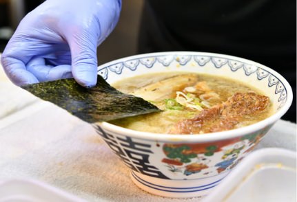 ラーメン盛り付け